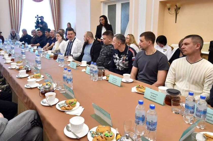 Сергей Чирков встретился с ветеранами СВО в центре реабилитации Социального фонда Сергей Чирков встретился с ветеранами СВО в центре реабилитации Социального фонда